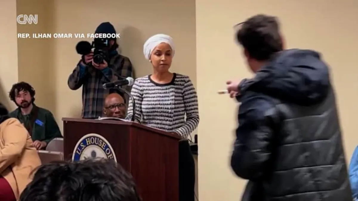 هجوم بحقنة على إلهان عمر خلال لقاء انتخابي.. وترامب يشكّك: “ربما افتعلت الأمر"