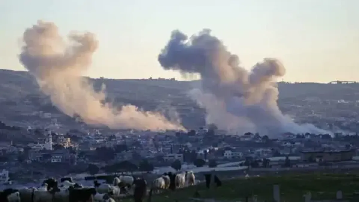 الجيش الإسرائيلي يشن غارات على جنوب لبنان وينذر بإخلاء مبنيين