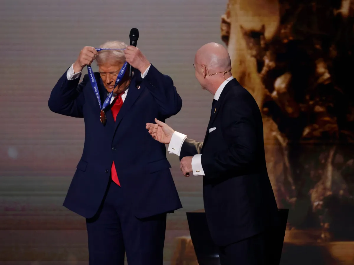 رئيس الفيفا يبرر منح جائزة السلام لترمب