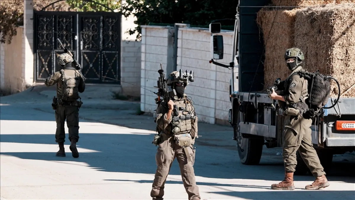 إسرائيل تعتقل 32 فلسطينيا بينهم طفل وأسرى محررون