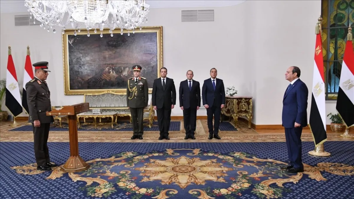 بينهم وزير الدفاع.. 14 وزيرا جديدا بالحكومة المصرية