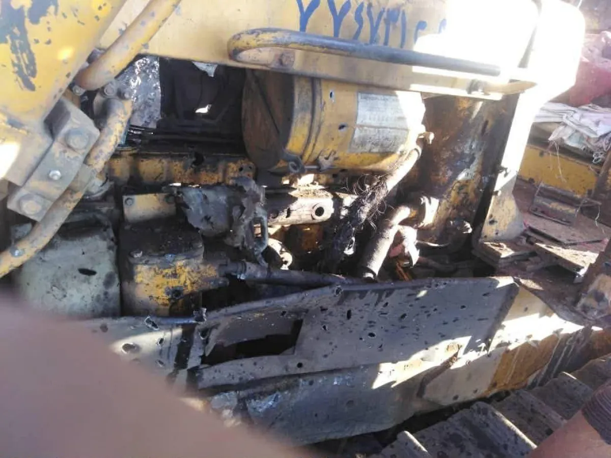 مسيرة تابع للحوثين تستهدف معدات شق طريق بمديرية سامع