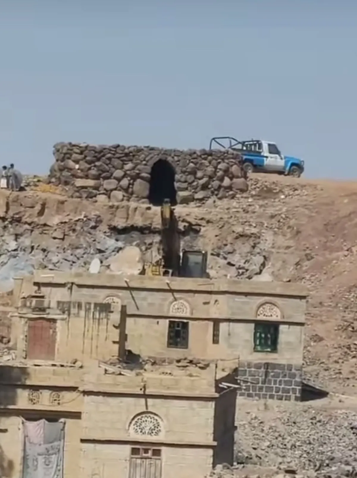 انتشار أمني في عيال سريح بعمران وسط أنباء عن العثور على آثار