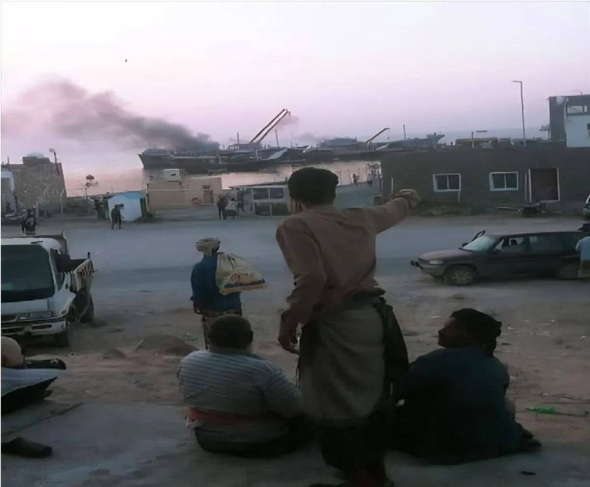 اندلاع حريق في سفينة شحن خشبية بميناء سقطرى