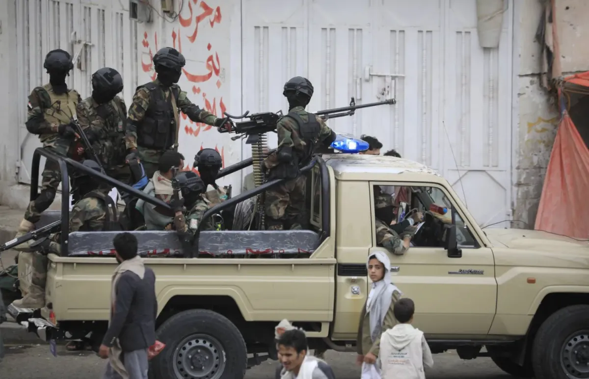 سلطة صنعاء تعتقل طبيبا في في إب بسبب المطالبة بصرف الرواتب