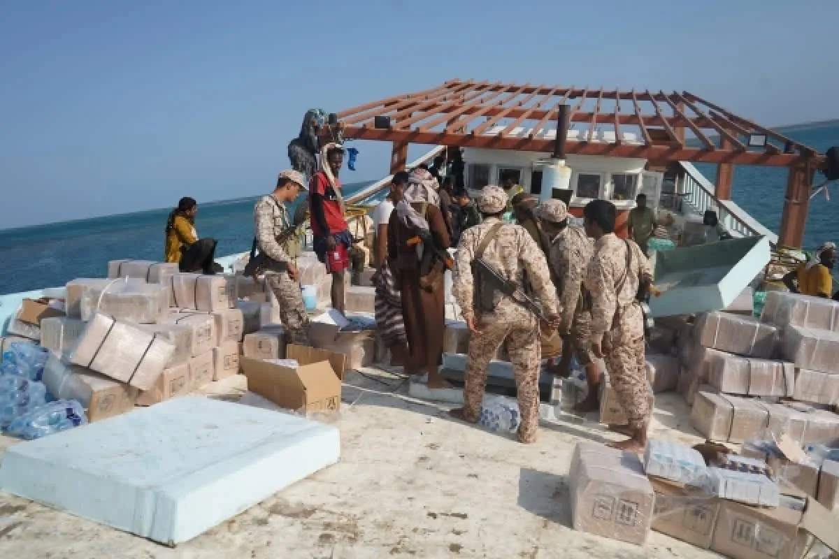 قوات المجلس الرئاسي تعلن ضبط قارب أدوية مهربة في طريقه إلى الحديدة