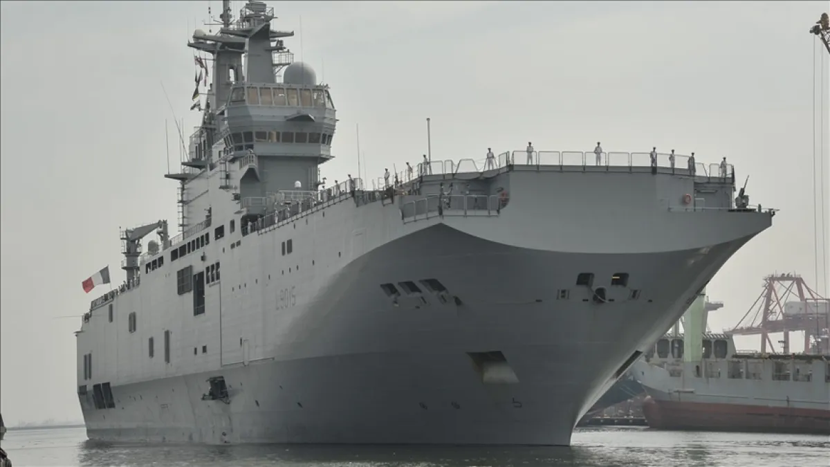 فرنسا تنشر حاملة مروحيات برمائية في البحر المتوسط