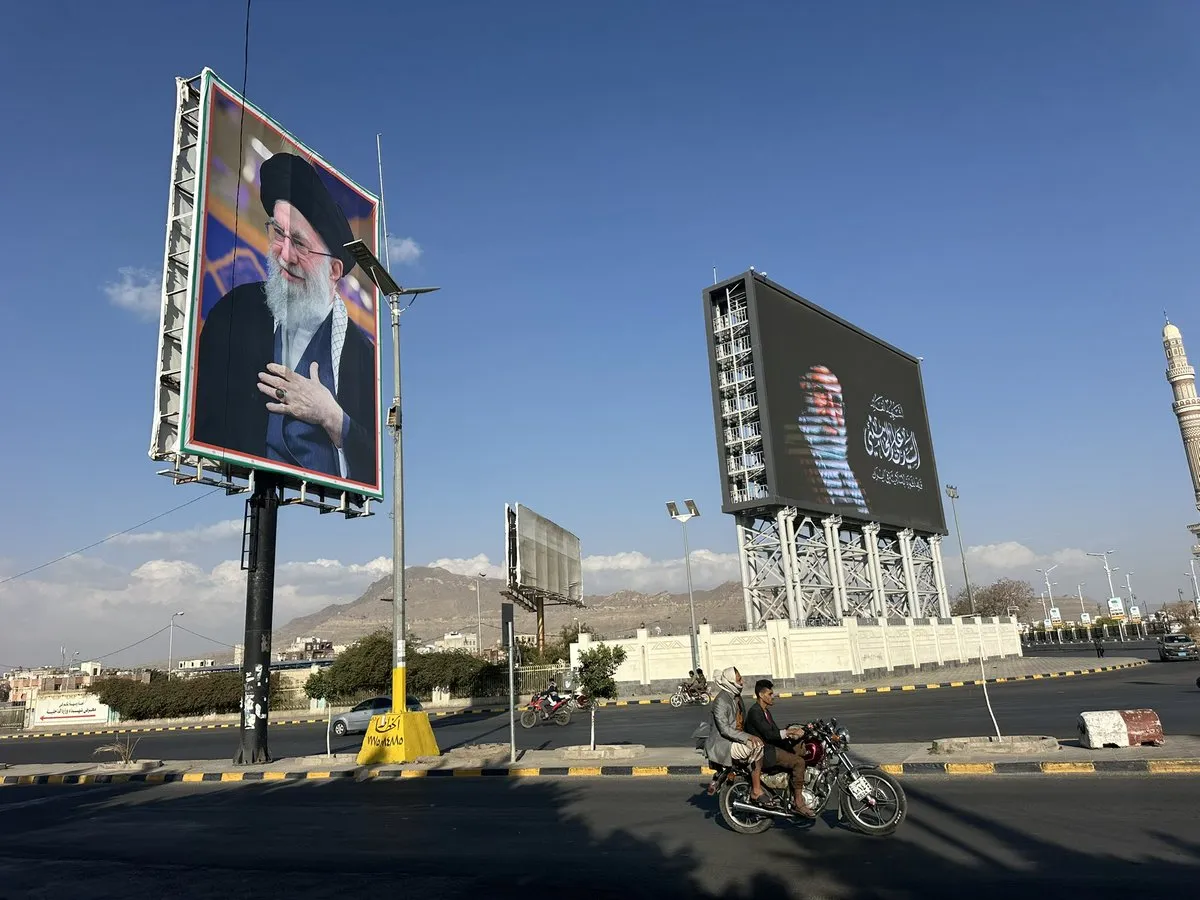 الناشط مهد أمين: صور خامنئي في صنعاء تكشف زيف شعارات أنصار الله عن نصرة المستضعفين