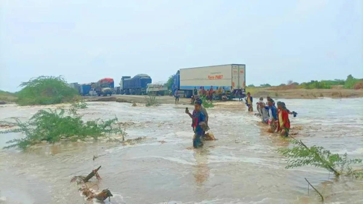 أبين..سيول جارفة تضرب أحور وتغلق الطريق الدولي