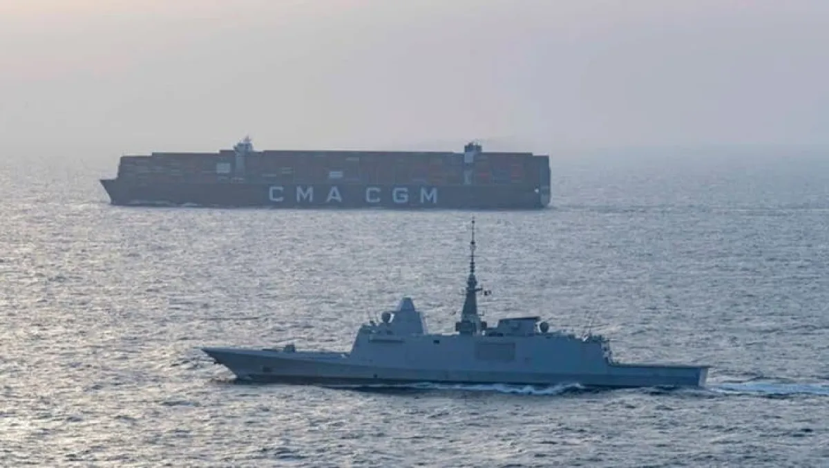 فرقاطة إيطالية تؤمن مرور سفن تجارية في البحر الأحمر