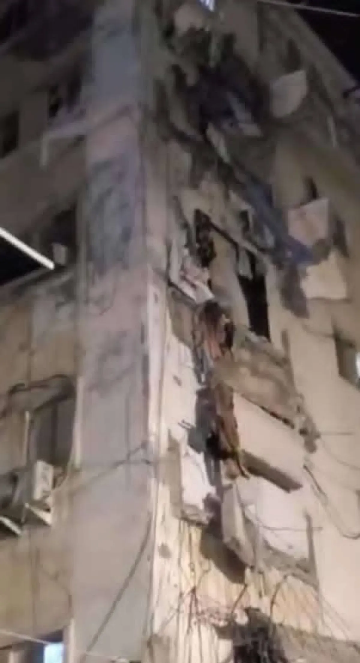 عمارة في عدن تتعرض لانهيار خمس شرفات