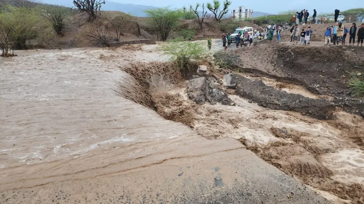 سيول جارفة في ريف المخا تُودي بحياة ثلاثة أطفال وتقطع طريق تعز