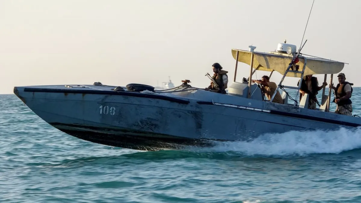 CNN: مخاطر دخول الحوثيين في الحرب على صادرات النفط والشحن في مضيق باب المندب