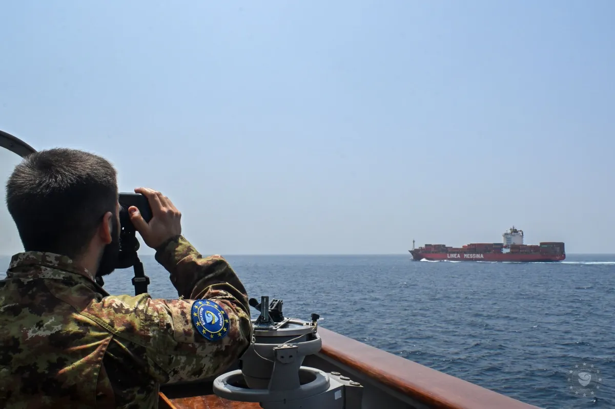 المهمة البحرية الأوروبية تحذر السفن التجارية من الاقتراب من المياه اليمنية