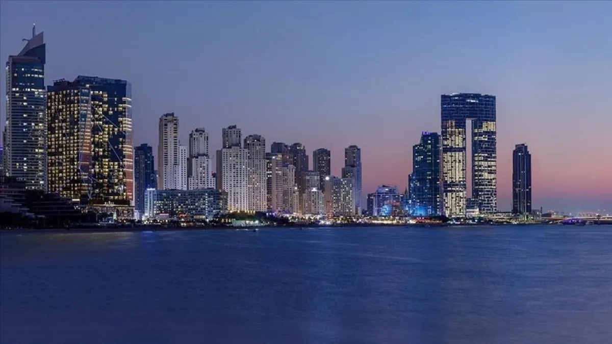 الإمارات: الدفاعات الجوية تعاملت مع 12 صاروخا و36 مسيرة من إيران