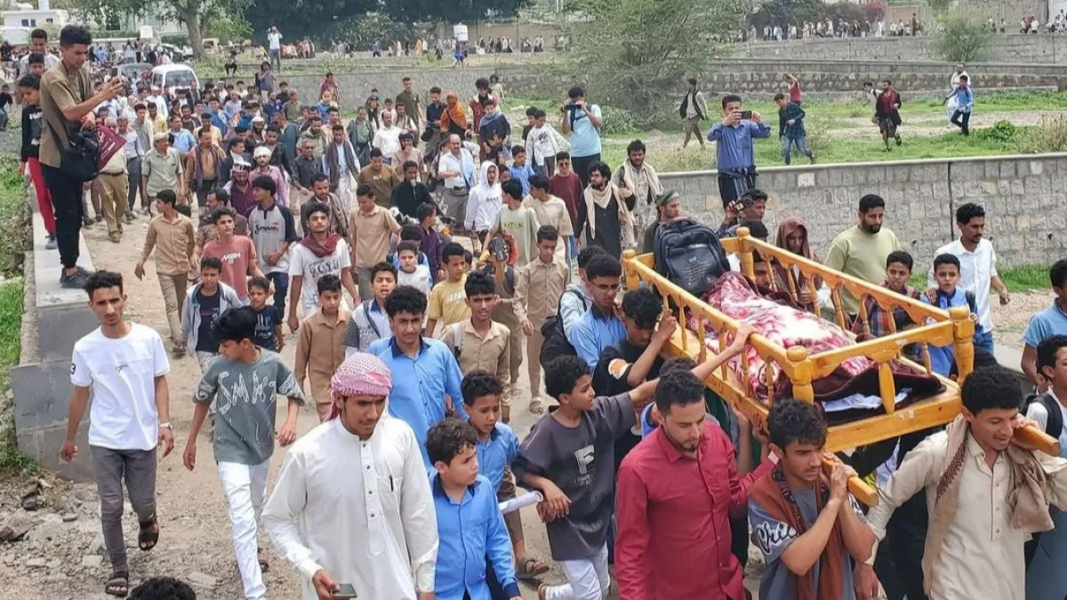 تعز.. تشيع مهيب للطفل إبراهيم جلال بعد مقتله برصاص الحوثي