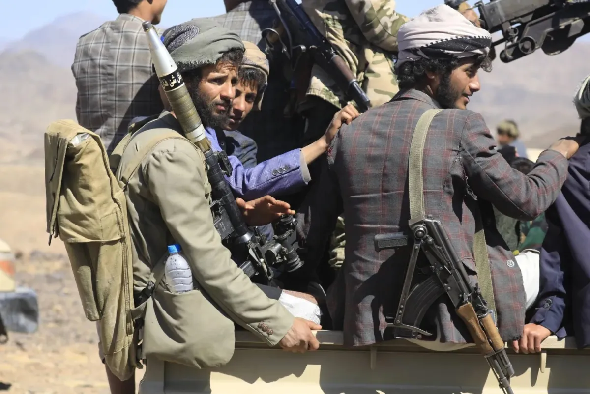 إب..الحوثيون يقتحمون قرية في المخادر ويعتقلون عدد من السكان بينهم طلاب