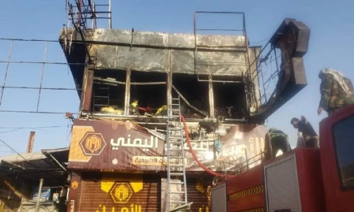 حريق هائل يلتهم مركزا تجاريا في صنعاء