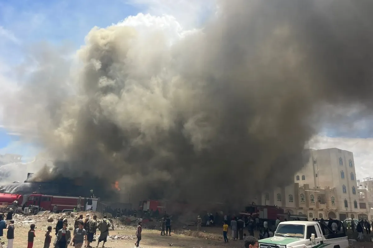 حريق هائل يلتهم مصنع إسفنج في صنعاء