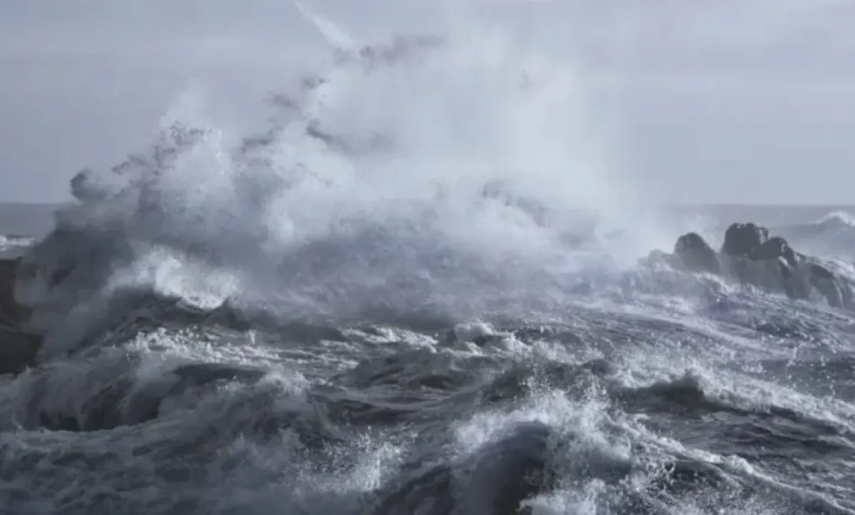 الحديدة: رياح شديدة وأمواج مرتفعة تضرب سواحل الخوخة