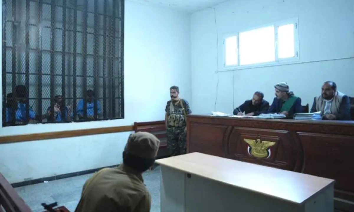 محامٍ يسخر من مسرحية الديمقراطية في صنعاء: مواطن يسب الحوثي ويبقى حيا!