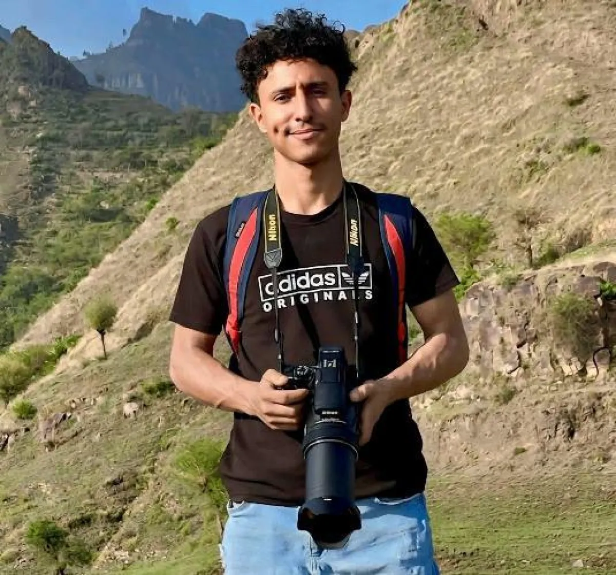 مصور سياحي في إب يعلن اعتزال التصوير وبيع كاميرته بسبب مضايقات سلطة صنعاء
