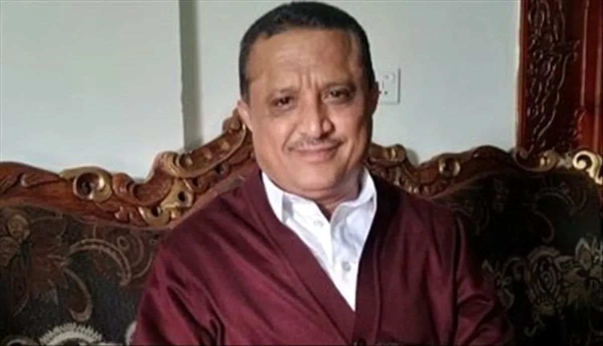 قوات أمنية في تعز تعتقل الصحفي مجلي الصمدي من منزله