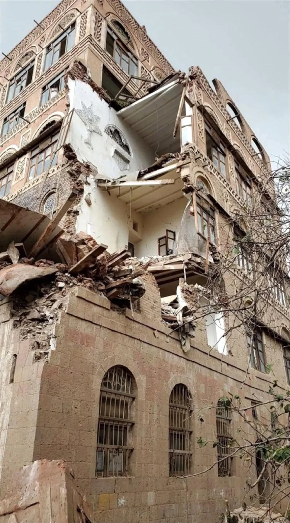 انهيار منزل في صنعاء القديمة وإصابة مواطن جراء الأمطار