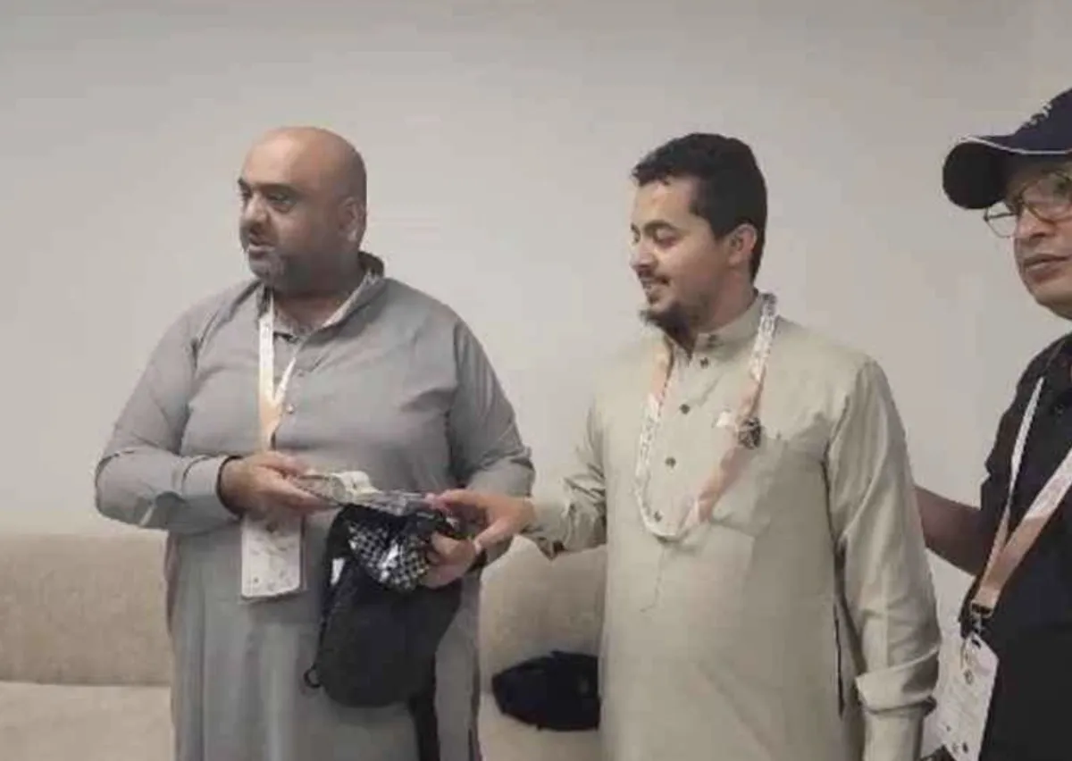 يمني يعثر على 56 ألف ريال سعودي ويعيدها لمعتمر باكستاني في الحرم المكي