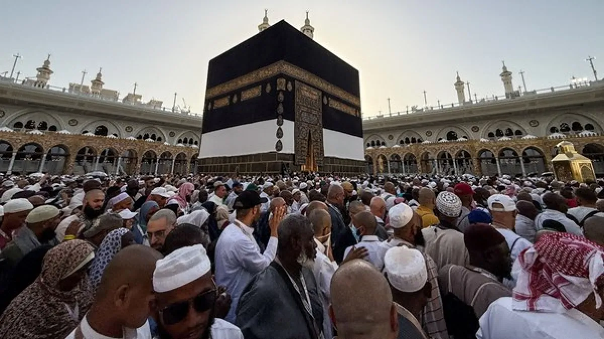 الحجاج يؤدون طواف الوداع في ختام مناسكهم