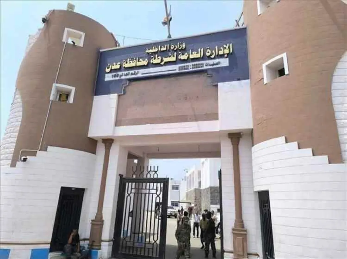 عدن..مسلحون يقتحمون قسم شرطة الممدارة ويعتدون على موظفين