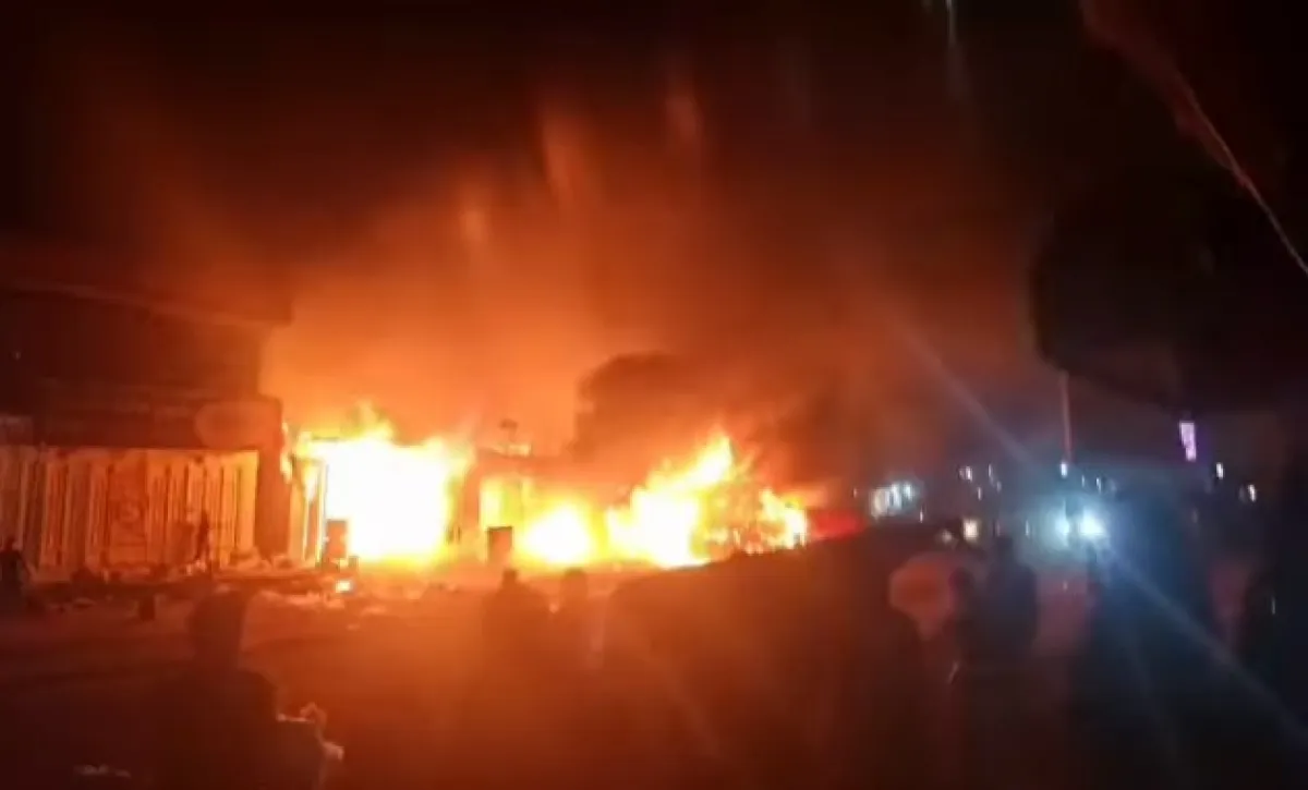 حريق كبير يلتهم سوقاً شعبياً في مأرب