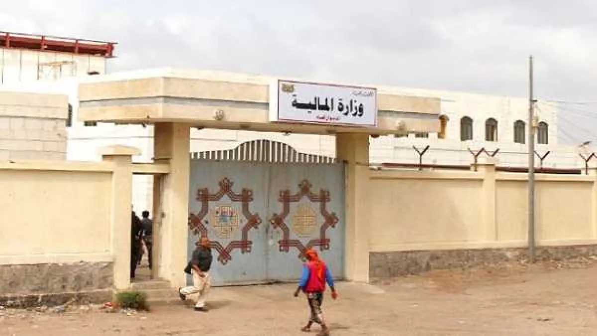 حكومة المجلس الرئاسي تطلق تعزيزات مرتبات مايو لموظفي الدولة