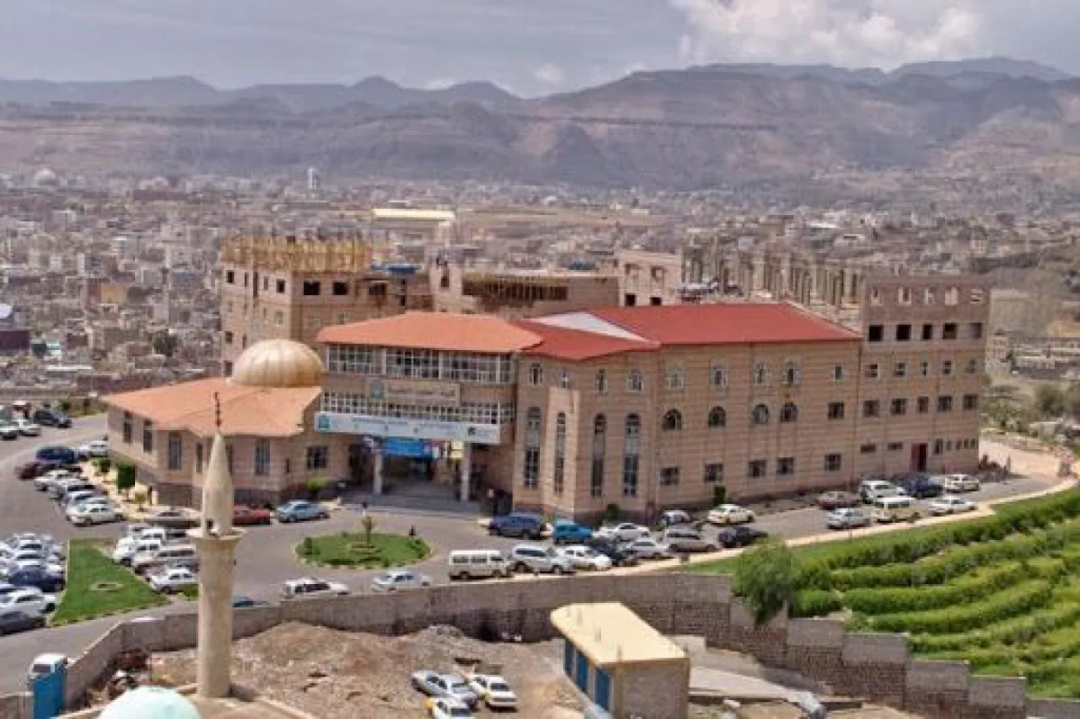 وفاة شخصين وإصابة آخرين إثر سقوط مصعد في مستشفى بصنعاء