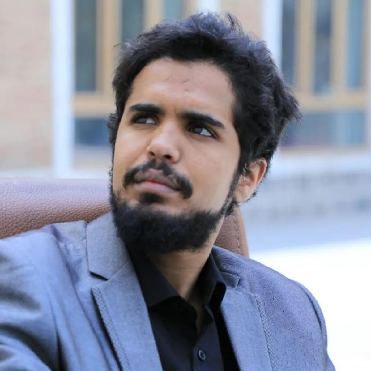 أنس القاضي: مفتاح يتحدث عن الحاضر بوسائل الماضي