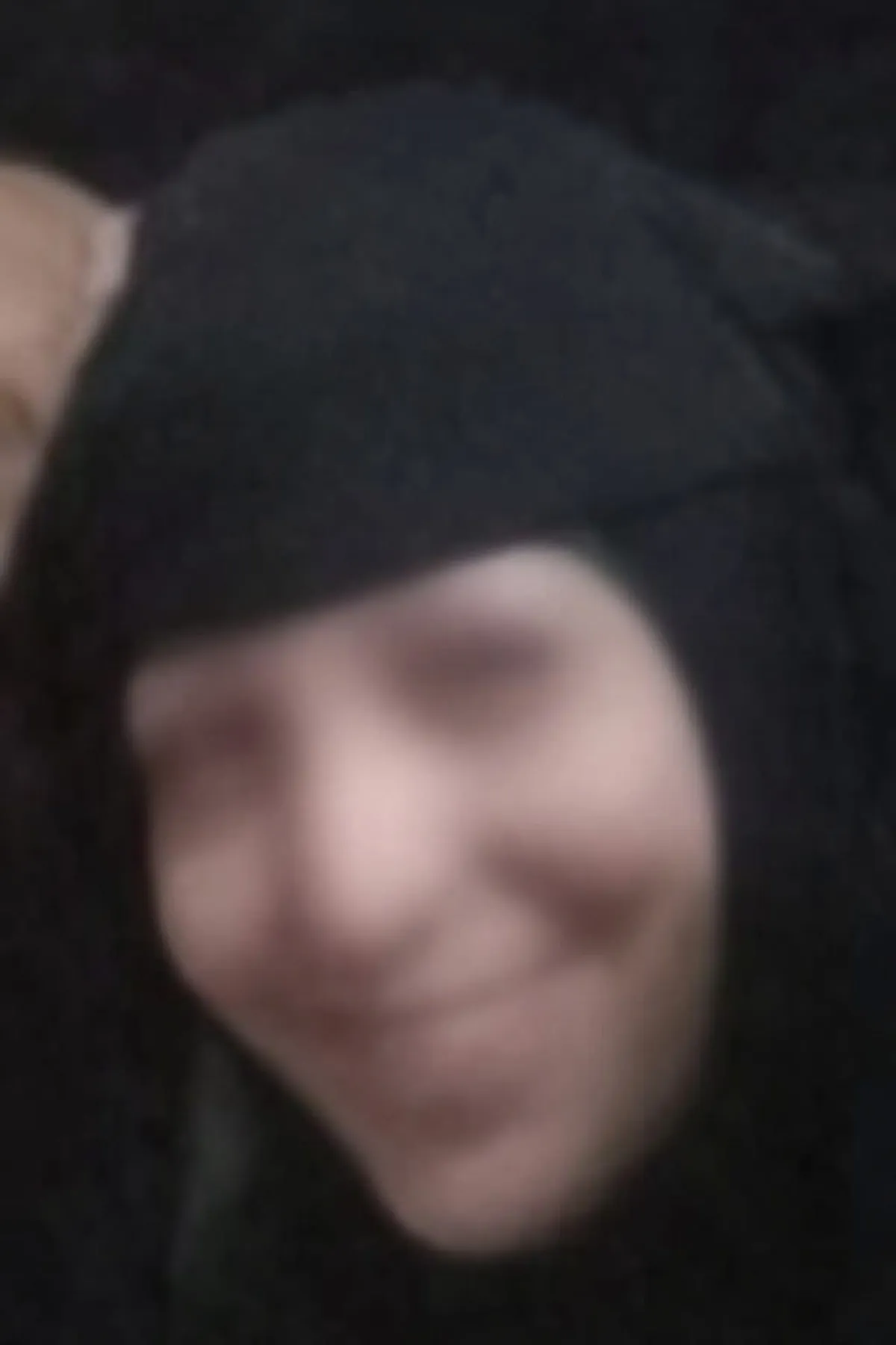 أسرة يمنية تتهم أنصارالله باعتقال والدتهم (٧٥ عام) وعدد من أفراد اسرتهم