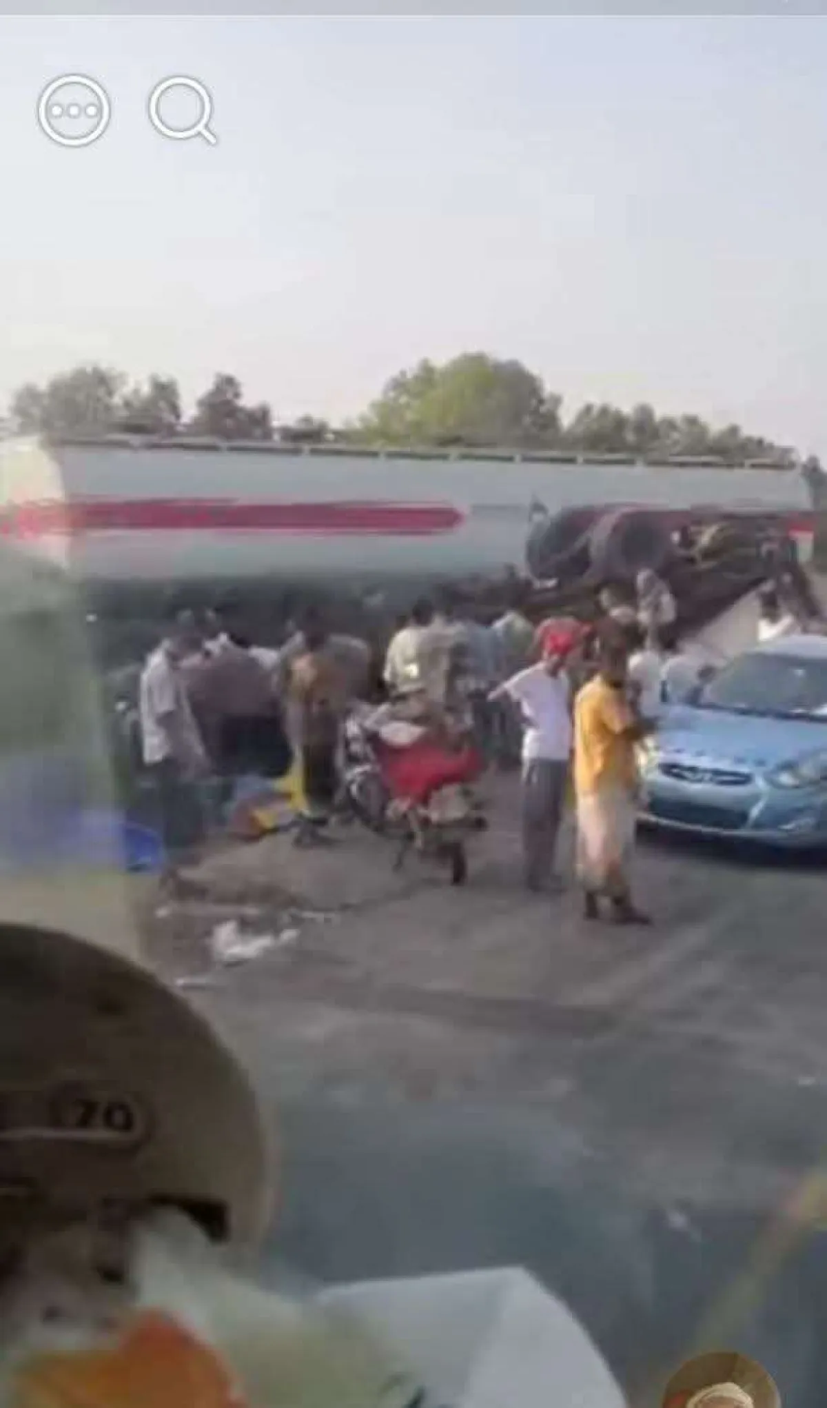 مقتل 3 أشخاص في تصادم شاحنتين بالحديدة
