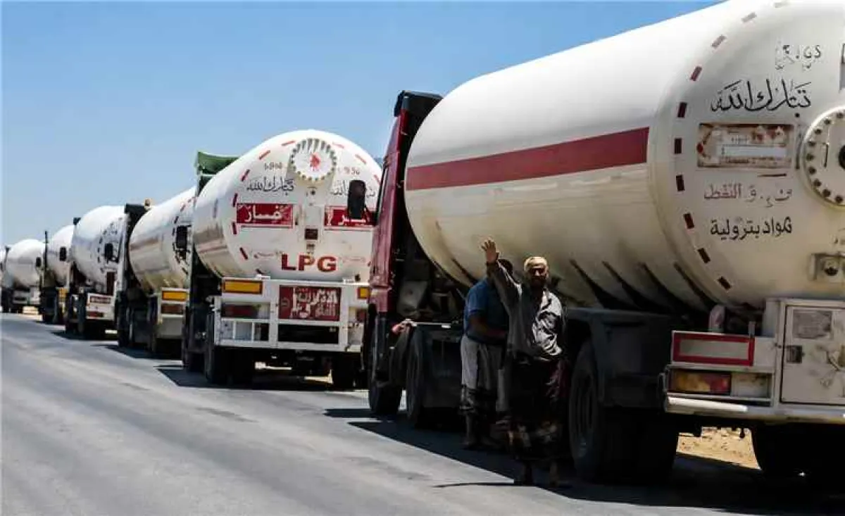 ناقلات نفط تغادر ميناء النشيمة لتزويد محطة الرئيس للكهرباء في عدن بالوقود