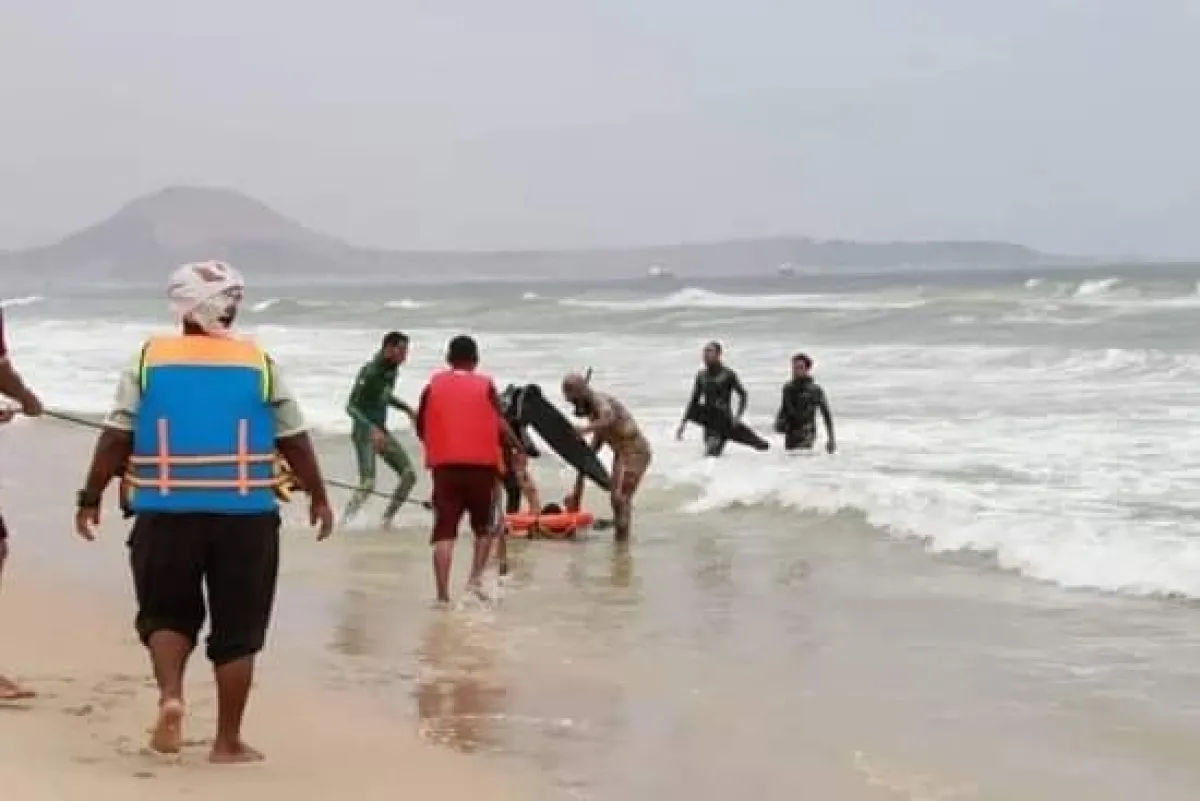 انتشال جثة مفقود وإنقاذ شخصين من الغرق في المكلا