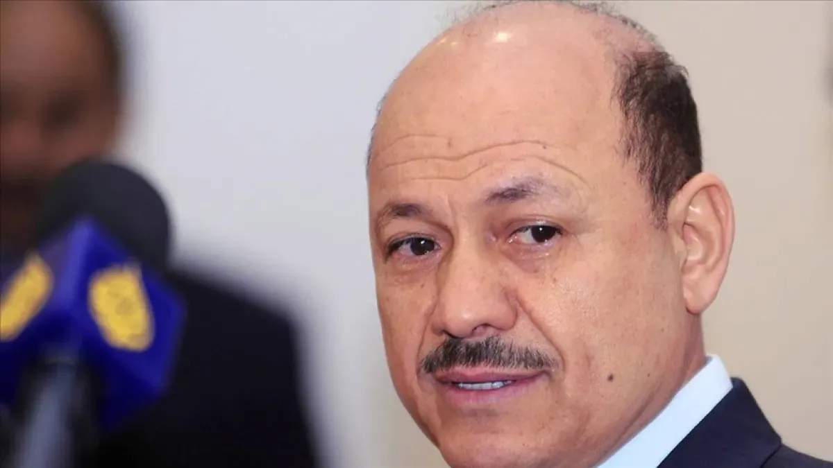 العليمي يعلن استئناف تصدير النفط وتخصيص عائداته لدعم الخدمات والرواتب