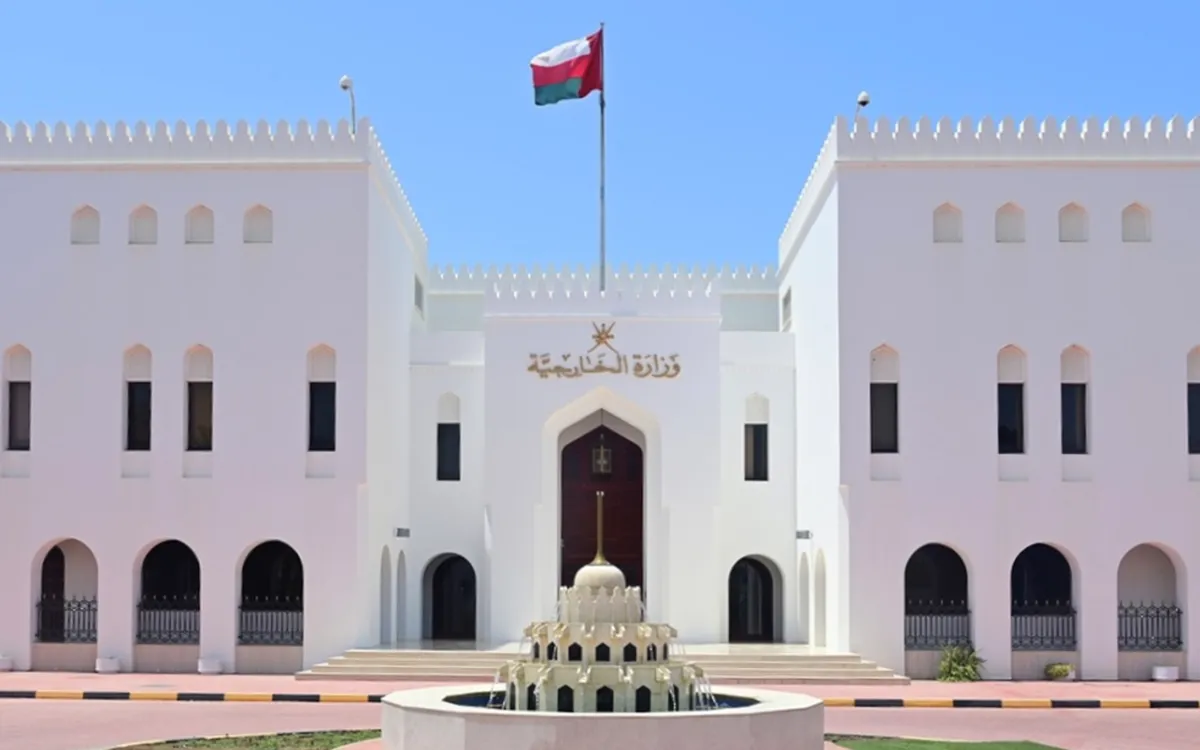عُمان تؤكد مواصلة جهودها السياسية في اليمن وتحذر من التصعيد بالبحر الأحمر