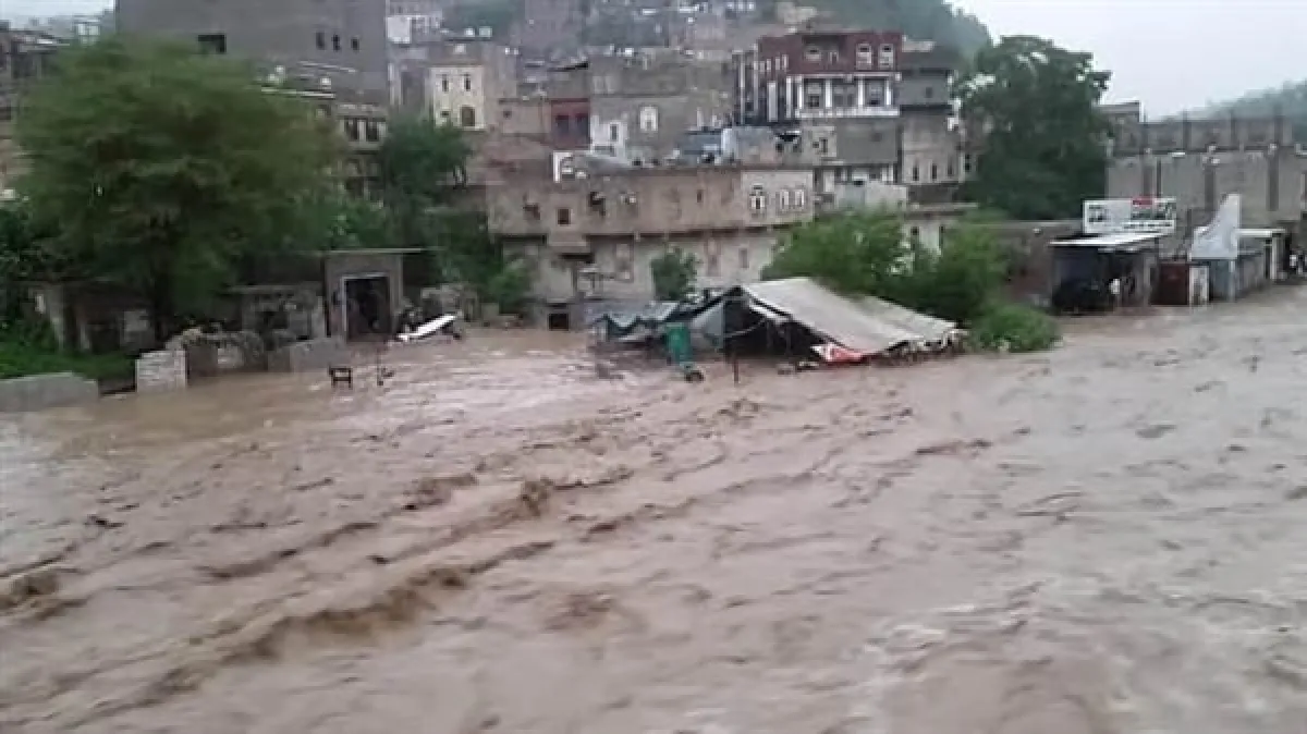 إب..وفاة مواطن جراء السيول وغرق محلات تجارية