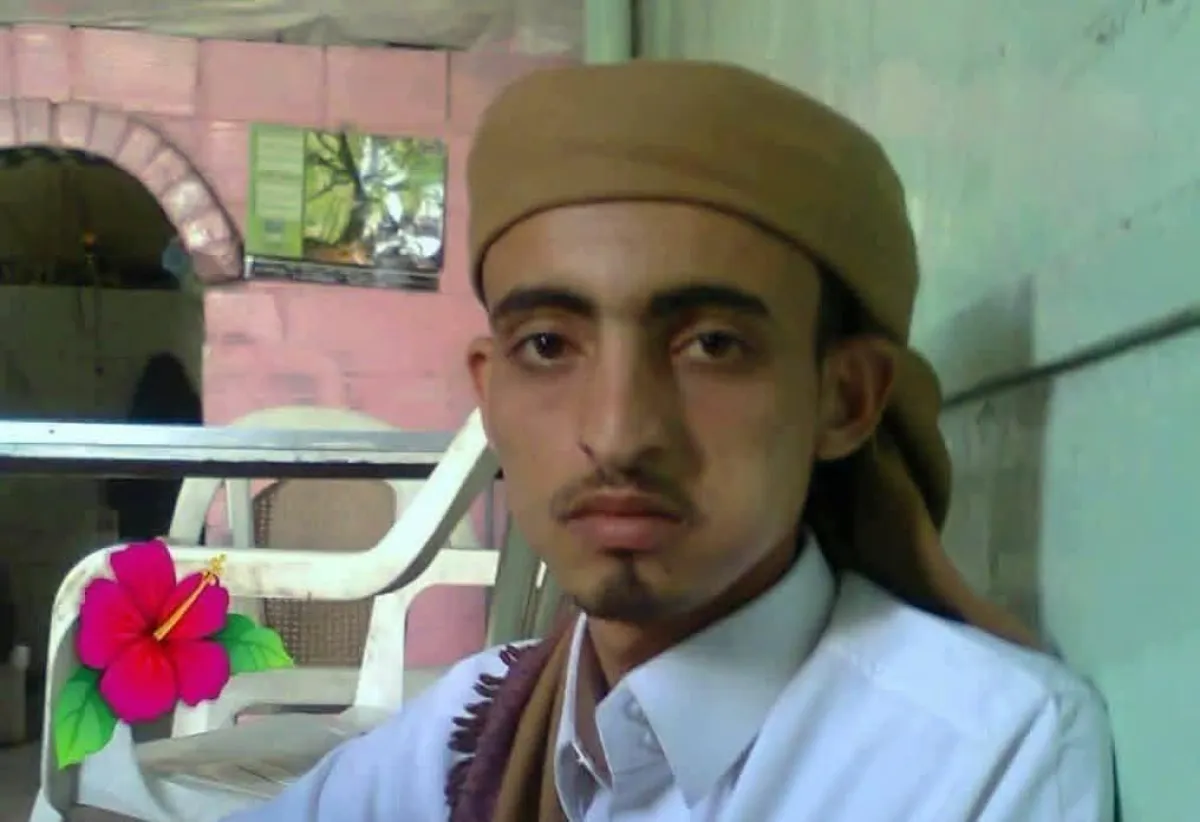 مقتل مواطن أمام طفله برصاص قناصة أنصار الله في تعز