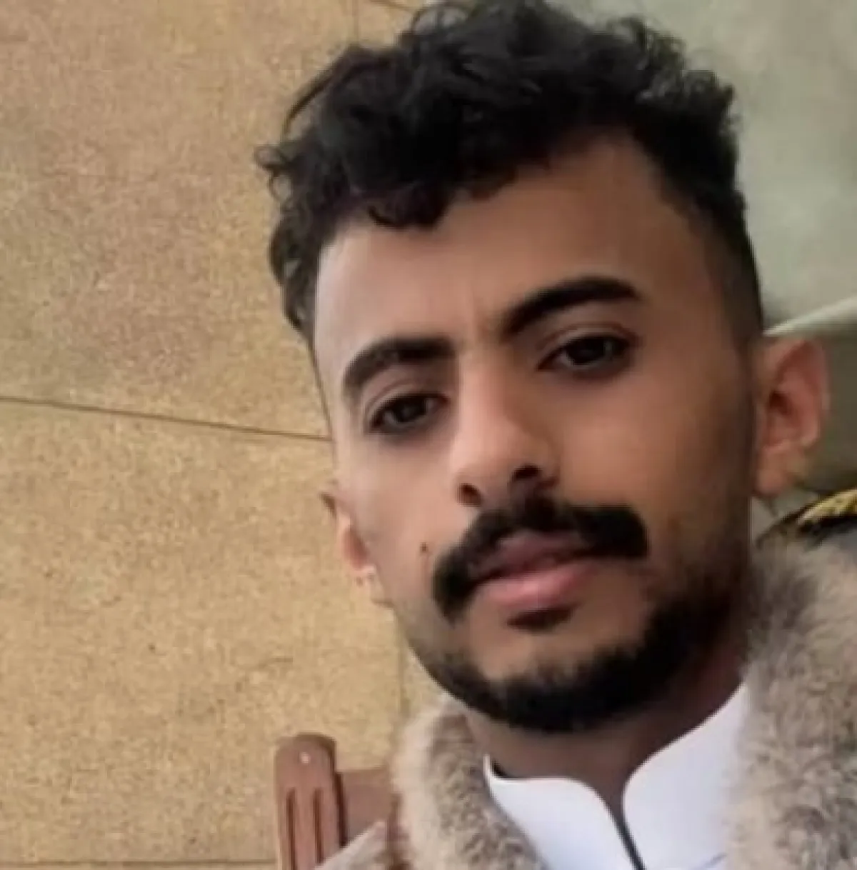 الحوثيون يقتحمون منزلاً في إب ويعتقلون شاباً عائداً من السعودية