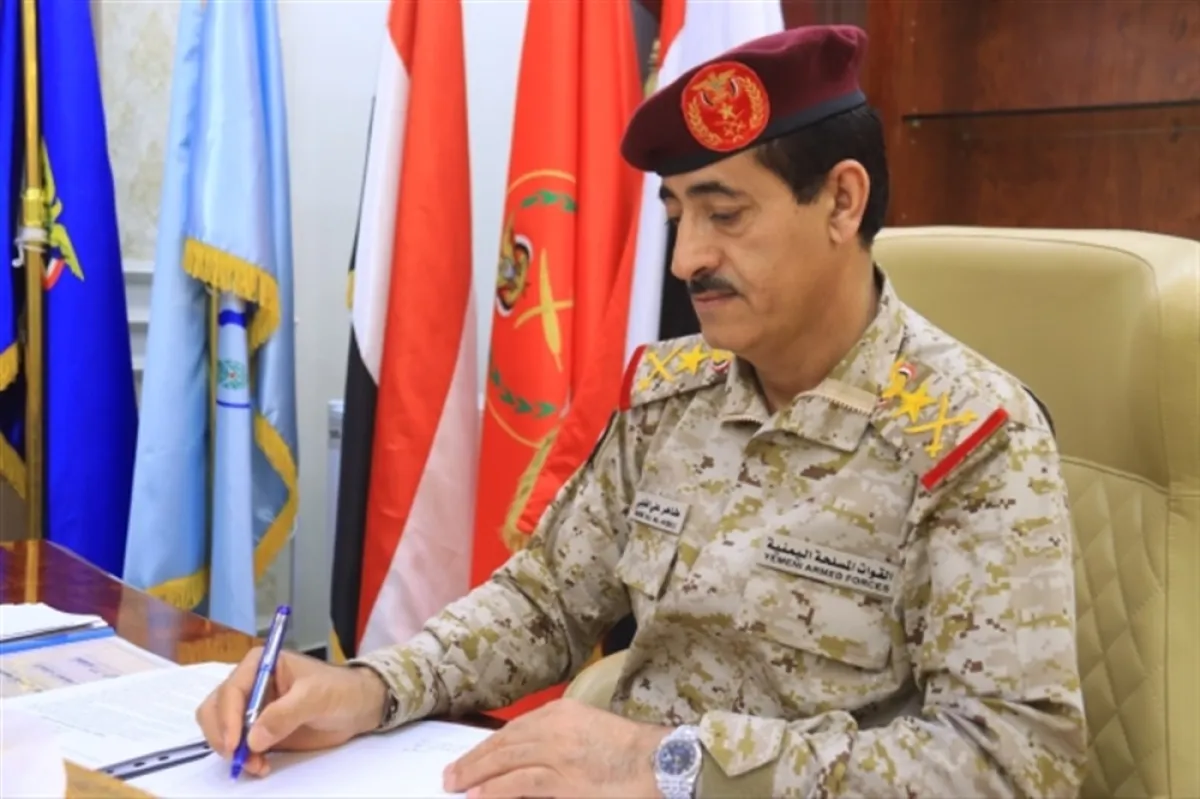 وزير دفاع حكومة المجلس الرئاسي يعلن آلية جديدة لصرف مرتبات القوات المسلحة