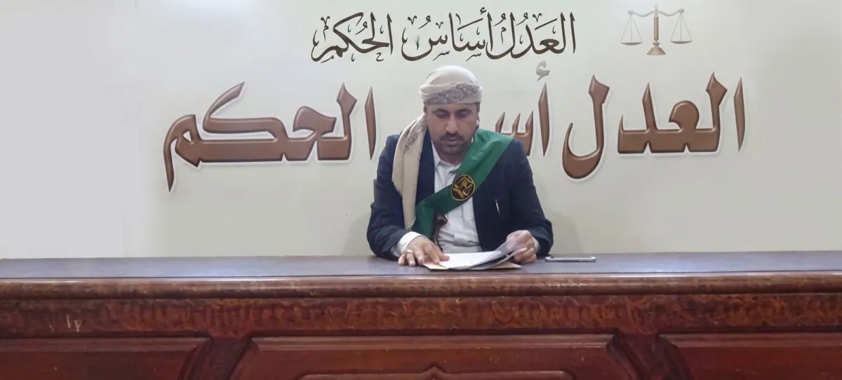 قاضٍ يطرد محامياً على خلفية خلاف بينهما ويحبس موكله نكايةً به