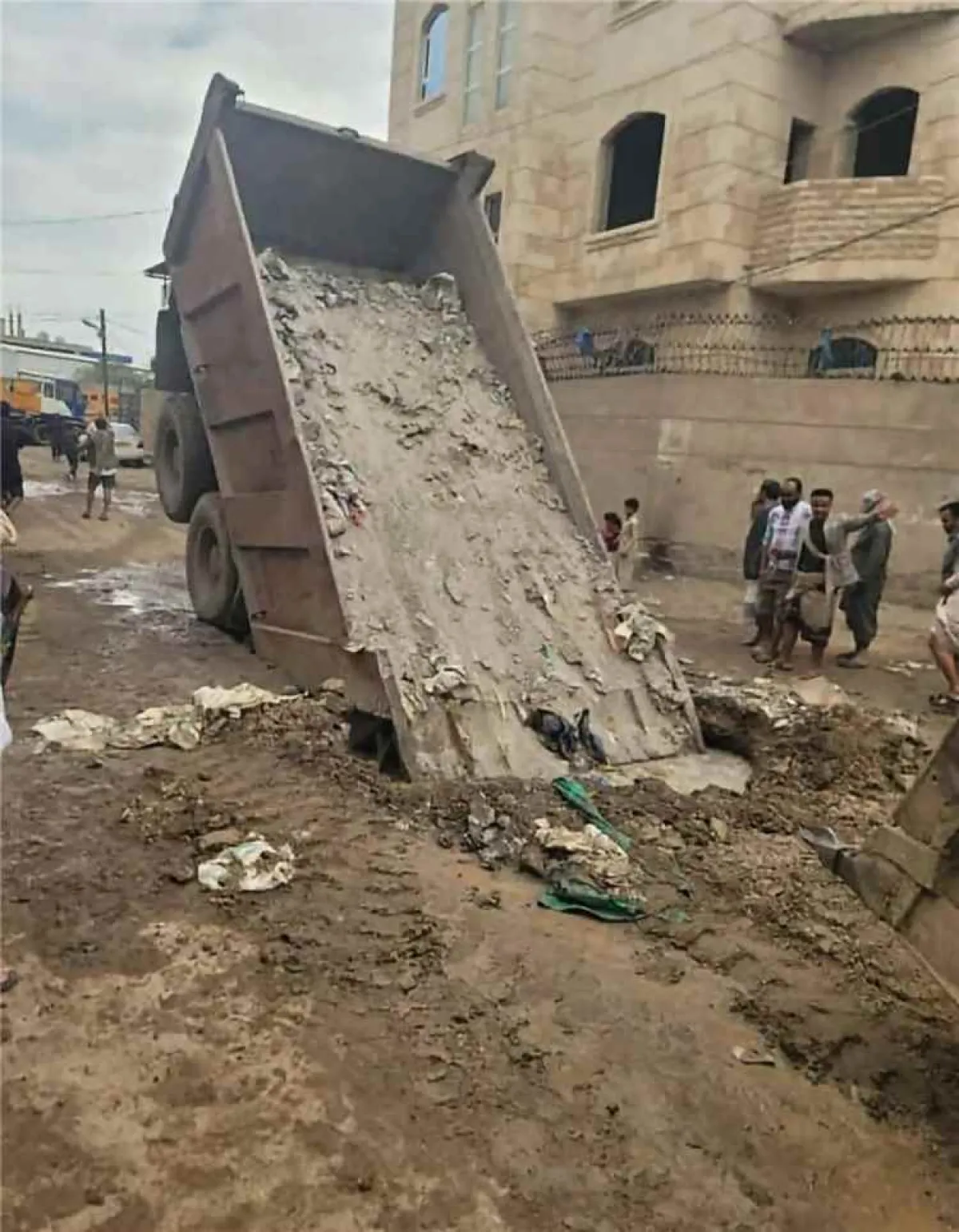 صنعاء: سقوط شاحنة في بيارة يودي بحياة أب وطفله