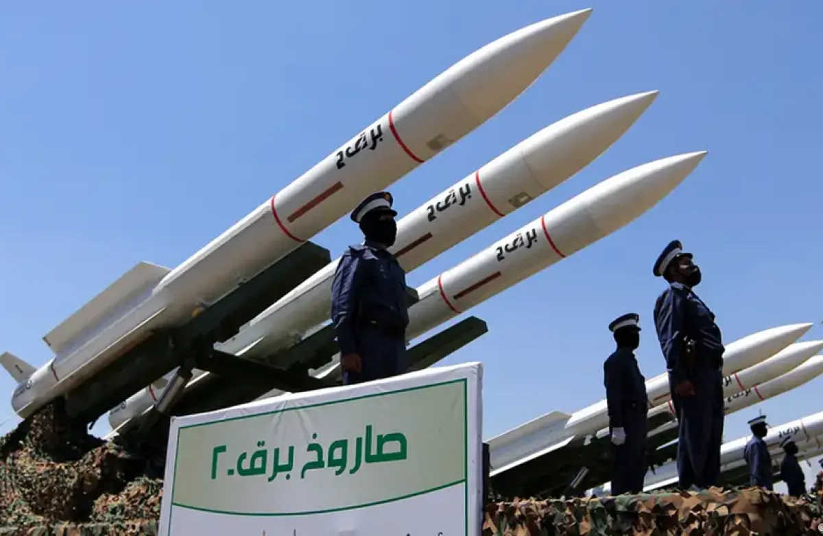 الحوثيون يطلقون 5 صواريخ باليستية باتجاه باب المندب