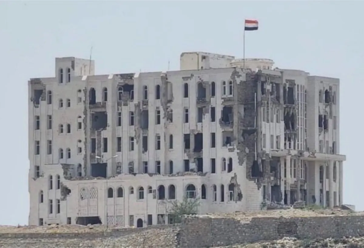 الحوثيون يقصفون المجمع القضائي في مدينة تعز