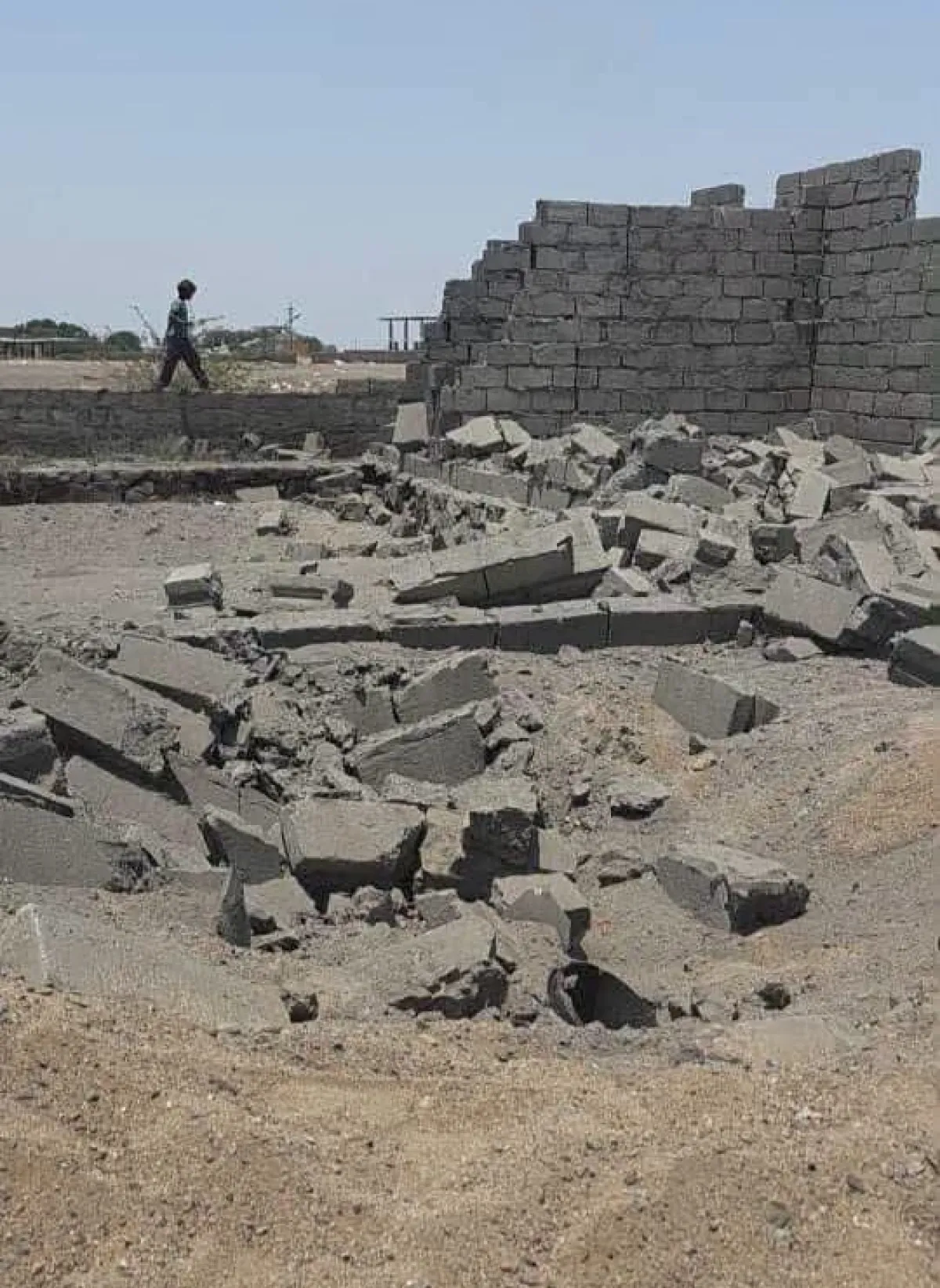 الحوثيون يستهدفون قرية سكنية بصاروخ موجه في غربي تعز